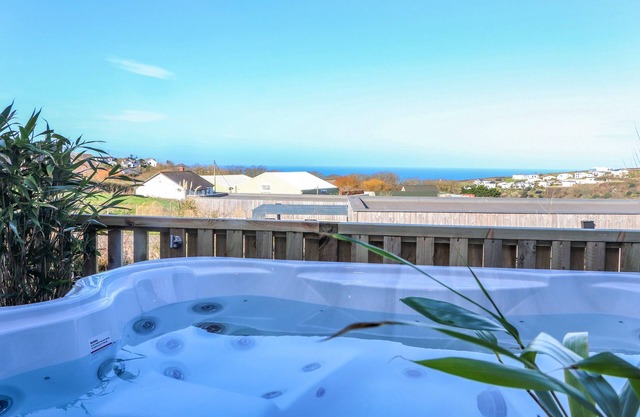 BAY VIEW, pet friendly, country holiday cottage in Portreath