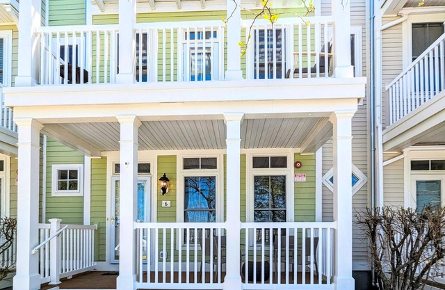 Bay view townhome with multiple decks, pool & gym - walk to the beach