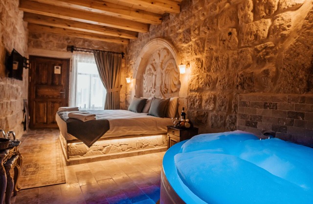 Bayar Cave Suites