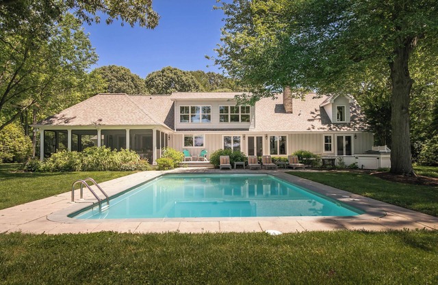 Grande maison au bord de l'eau à 2 miles de la ville: locations d'été de 5 et 6 nuits disponibles!