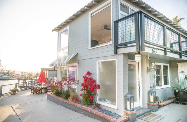Oceanfront / Bayfront Beach Cottage. Salle à manger et cuisine au bord de l'eau.