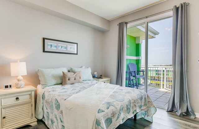 Bayfront Bliss: Top-Floor Condo with Stunning Views