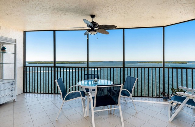 Panoramic Bayfront Condo w/ shared pool/hot tub, private balcony, & washer/dryer