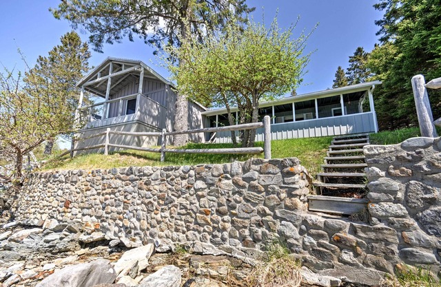 Bayfront Hancock Cottage w / Beautiful Walking Beach