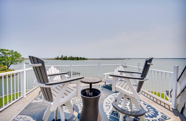Bayfront White Stone Escape w/ Private Beach!