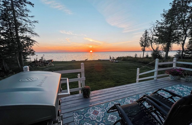 Bayside Bungalow: Experience Springtime Magic with Stunning Waterfront Views!