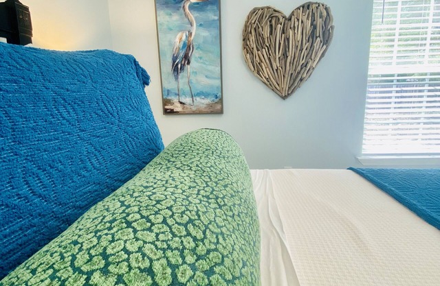 Bayside Cottage 4 miles to Destin, Shopping & Beaches, minutes to Elgin AFB