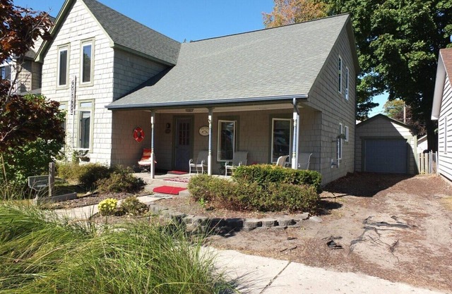 Bayside Cottage - Large, Newly-Remodeled, and Great Location! Walk to Beach and Downtown!