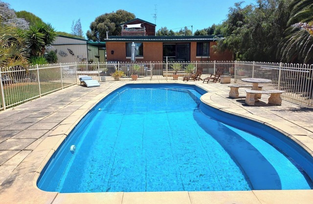 BayView Apartment come and relax on a rural property not far from the beach