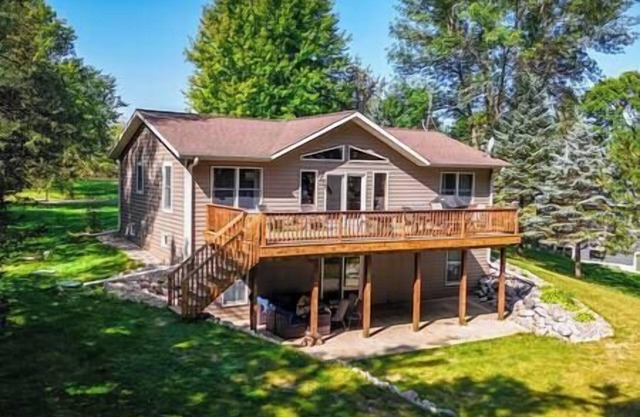 "Bayview Breeze" on Lake Irene- 4-bedroom house with AC, WiFi, and Firepit!