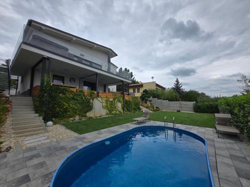 BB Central Apartment with pool and garden