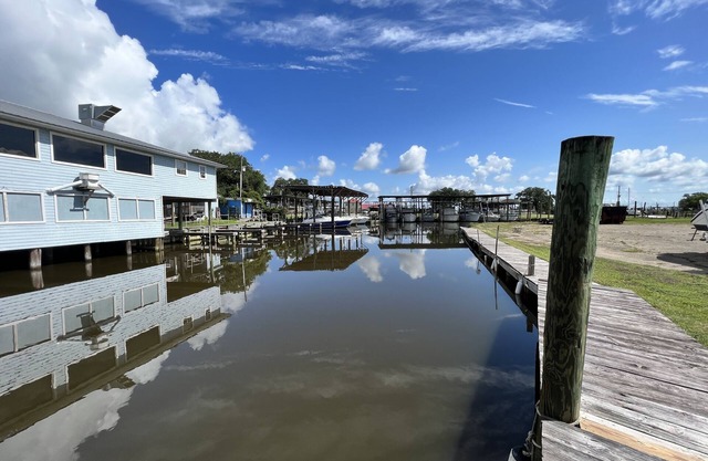 Big Daddy and BB's Tiki Marina Cottage. Bring your boat! Fish! Eats!