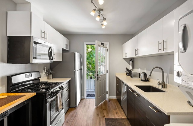The Big Awesome Condo 2BR / 1BA (L) - Comprend des nettoyages aux deux semaines avec changement de linge