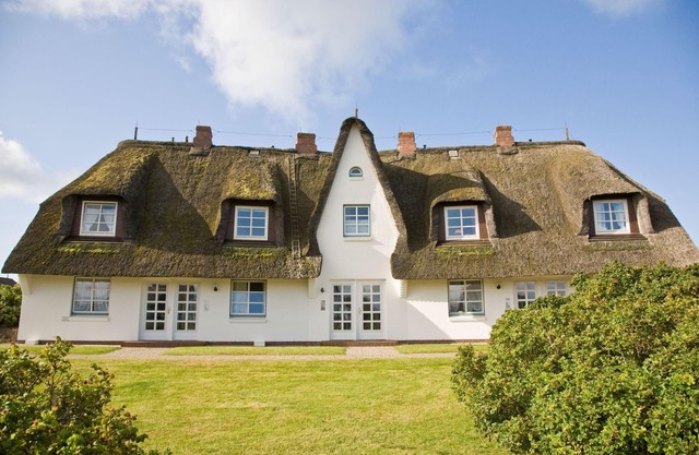 Beachfront 3-room maisonette apartment with approx.