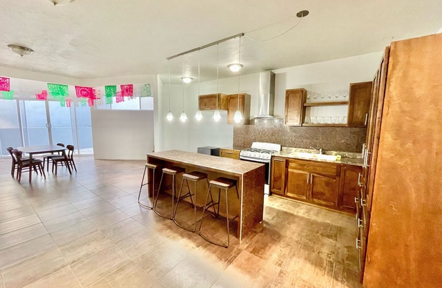 Beach 3 BDR w/2 Car Garage - Sleeps 8