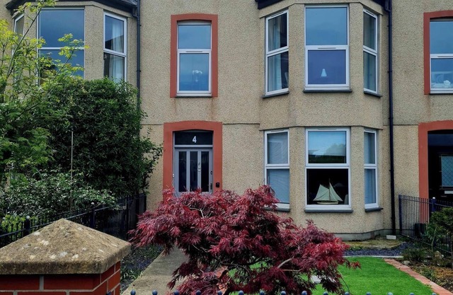 BEACH 4min walk SNOWDONIA border 4-bed Dog&Family friendly VILLA CONWAY Brough