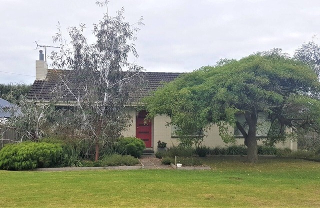 Beach 600m, town center 400m. Pet & child friendly backyard with undercover deck