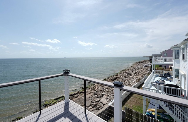 BEACH ACCESS LUX ISLAND PROPERTY W/A FAMILY GAME ROOM - 5 MIN WALK TO THE BEACH