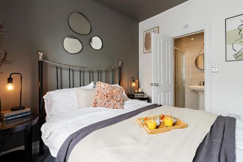 Beach access, Modern & Spacious 2 bed Apartment By The Sea, free parking, wifi, netflix