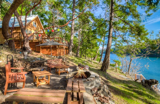 NEW LISTING! BEACH & ACCESS DOCK! VUE IMPRENABLE! (Neil Bay Waterfront Retreat)
