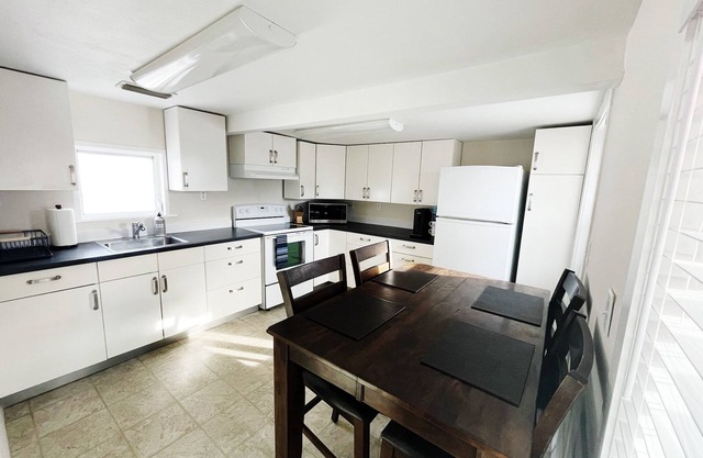 Beach Ave Escape Unit B - just steps from the Beach!