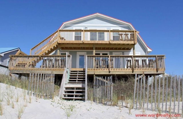 Beach Barn Upper - Charming 2BR Upper Unit on the Oceanfront