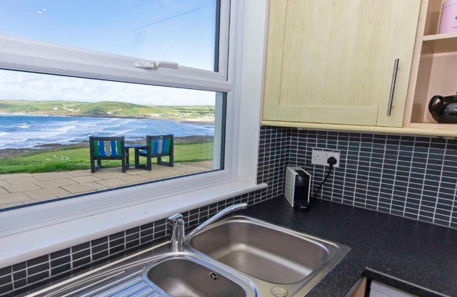 Beach Breeze Annex Croyde, with sea views