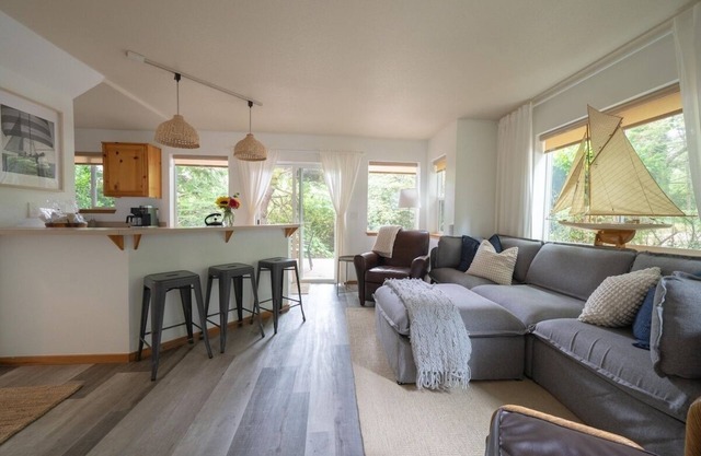 Beach Bungalow 4 - 700ft to Beach - Dogs Ok!