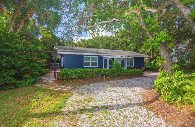 Beach Bungalow w/ Private Beach Access 1 BD, 2 BA, Dogs Welcome, Quiet