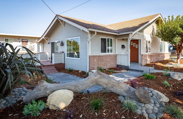 Beach Bungalow within blocks to the beach! Short or Long Term