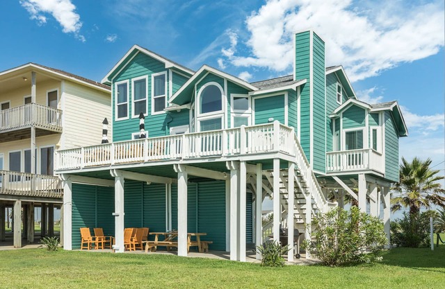 Beach Candy - Beachfront Family-Friendly Home!