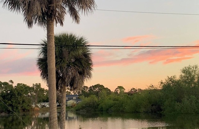 BEACH CLOSE BY AND BACKYARD LAKE BEAUTY
