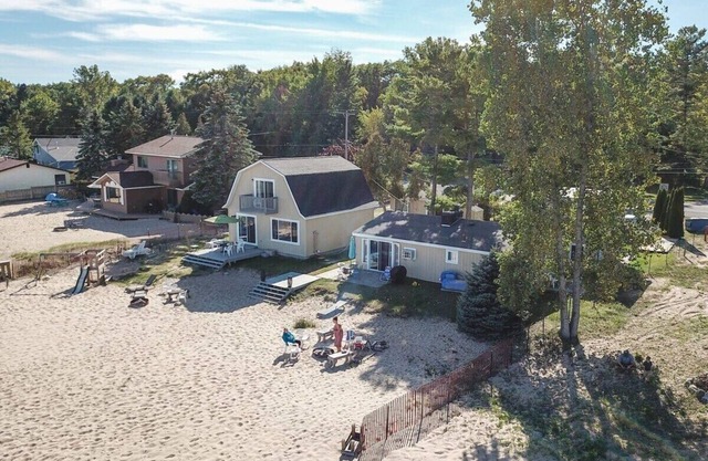 Beach Club of Oscoda - All 4 Beachfront Cottages