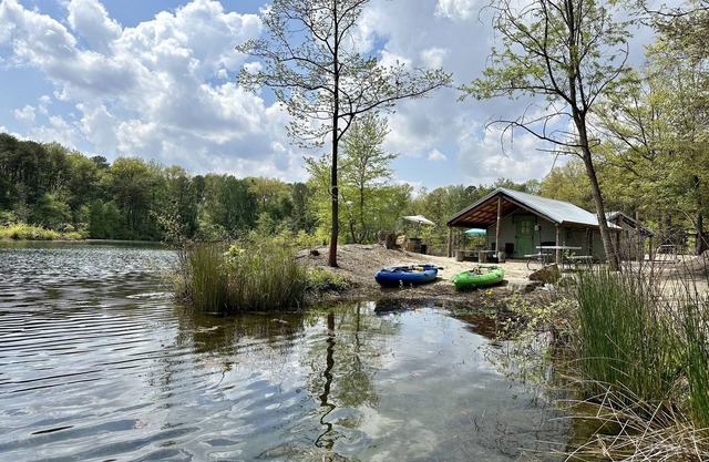 Tente de chalet en toile au bord du lac Comber