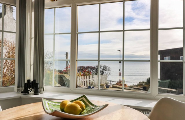 BEACH COTTAGE, family friendly, country holiday cottage in Kinghorn
