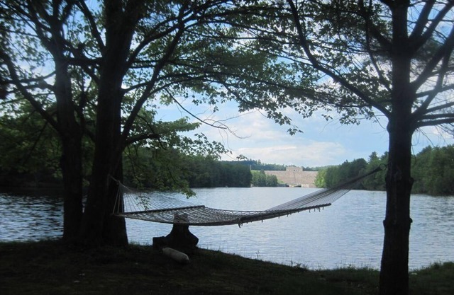 Chalet rustique sur l'eau - privé et les animaux de compagnie!