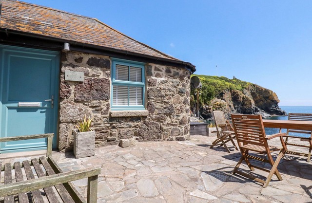BEACH COTTAGE, romantic, luxury holiday cottage in Cadgwith