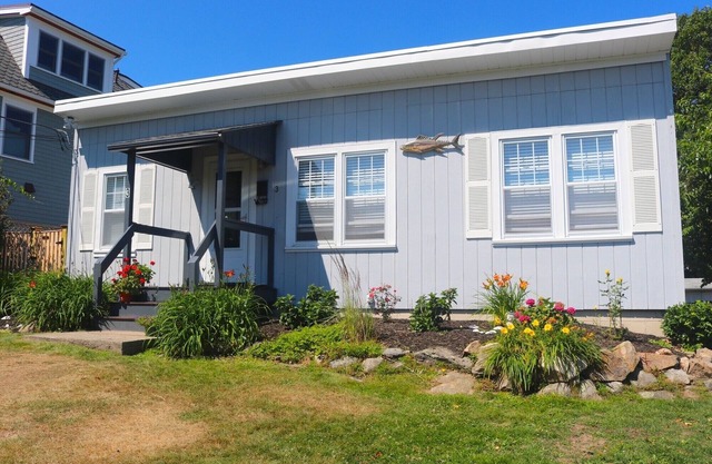 Beach cottage walkable to Good Harbor and Long Beach- RENOVATED!