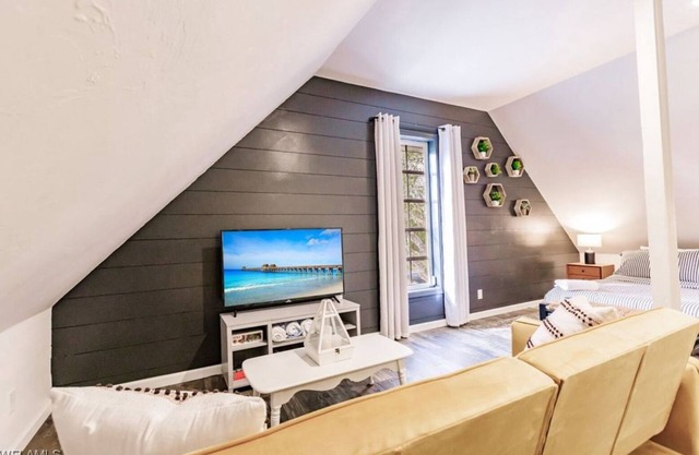 Beach, dining nearby, close to airports. Book now!