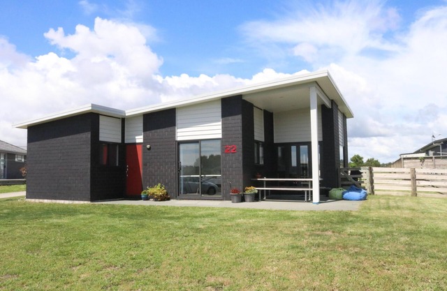 Thom House - Modern, spacious, sunny home in quiet cul-de-sac with lovely rural outlook