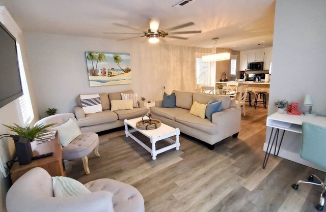 *BEACH FEVER* in Horizon South - 2 BR, 2.5 bath, sleeps 8 - 5 min walk to beach!