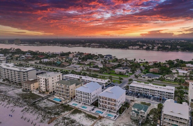 Beach Front 8 BR 6 BA Pool & Hot Tub + Pickleball Fun