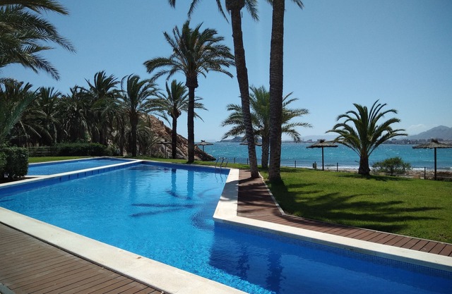 Appartement moderne face à la plage avec une vue spectaculaire sur la mer et la montagne