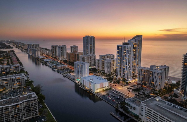 Beach Front Condo in Hollywood Beach!! | 2 Bed + 2Bath