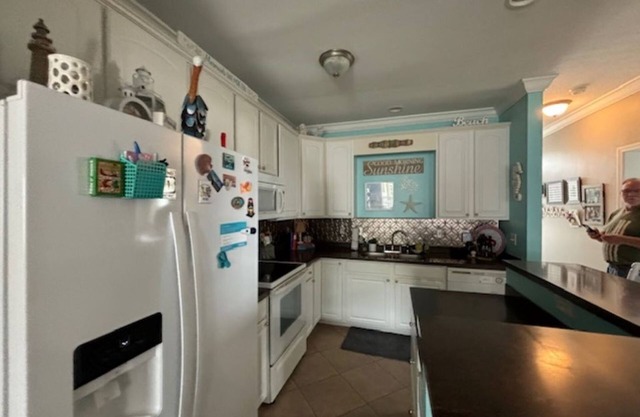 Beach Front Cozy 2-bedroom condo in peaceful Pass Christian with WiFi, AC