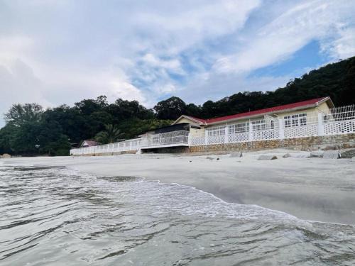 Beach-Front Family Bungalow with Seaview Pool, KTV, Pool, PS5, Speaker System, BBQ & more!