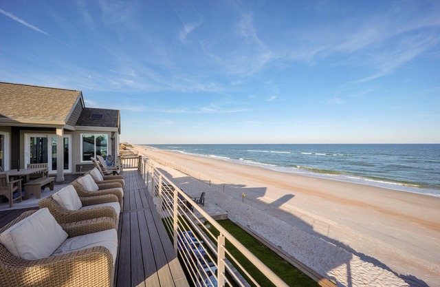 À couper le souffle Beach Front Home avec grande terrasse et anneau de feu au gaz au niveau du sol.