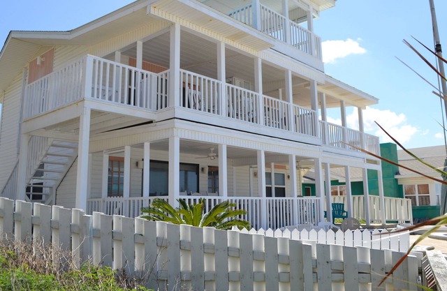 5 BD / 3. 5 BA BEACH FRONT Jusqu'à 17 invités ou jusqu'à 29 lorsqu'ils sont loués avec des chalets