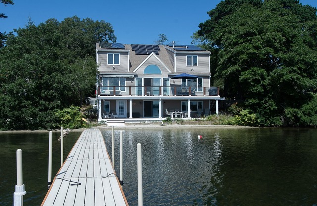 Une maison en bord de mer parfaite avec une vue incroyable sur l'eau de chaque pièce!