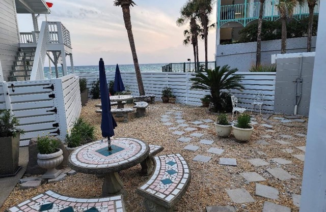 BABY BAHAMA LOWER COTTAGE, Front de mer, 2 à 6 personnes, 2 Bd 2 Baths, Big Deck